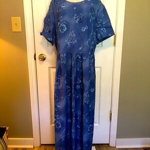 Worthington floral maxi dress. 24W. Short sleeves zips and ties in back.